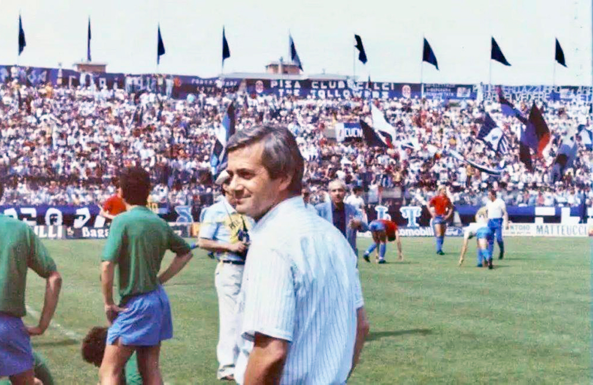 Gigi Simoni nell'immagine proiettata sul maxischermo durante Pisa-Cremonese